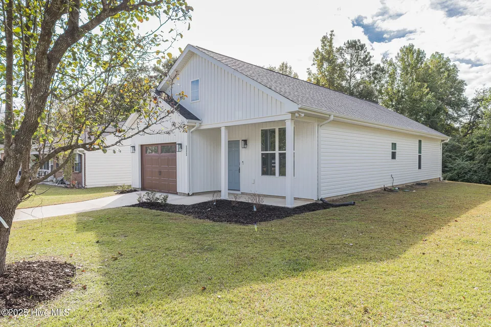 Yard and exterior view at 111 Hampton Ct in Jacksonville